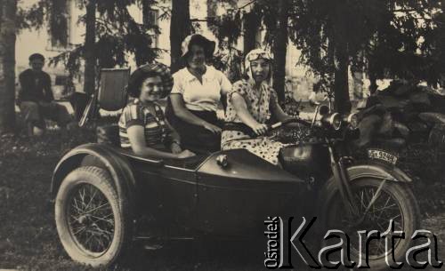 przed 1939, Krasnostawce, powiat Śniatyn, woj. Stanisławów, Polska
Kobiety na motocyklu, za kierownicą Maria z Dawidowiczów Boberowa, żona Stanisława Bobera.
Fot. Stanisław Bober, kolekcję udostępniły Danuta Mordal i Ewa Szafrańska; zbiory Ośrodka KARTA 


