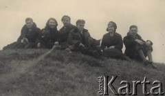 przed 1939, Krasnostawce, powiat Śniatyn, woj. Stanisławów, Polska
Grupa osób na wzgórzu, druga od lewej Maria Boberowa, za nią mąż Stanisław.
Fot. Stanisław Bober, kolekcję udostępniły Danuta Mordal i Ewa Szafrańska; zbiory Ośrodka KARTA 

