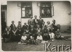 przed 1939, Krasnostawce (?)  Polska
Grupa osób przed domem, z tyłu z prawej stoi Stanisław Bober.
Fot. Stanisław Bober, kolekcję udostępniły Danuta Mordal i Ewa Szafrańska; zbiory Ośrodka KARTA

