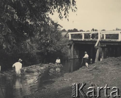 przed 1939, Krasnostawce, powiat Śniatyn, woj. Stanisławów, Polska
Kobieta i mężczyzna w wodzie, spław wikliny (sitowia?)
Fot. Stanisław Bober, kolekcję udostępniły Danuta Mordal i Ewa Szafrańska; zbiory Ośrodka KARTA 

