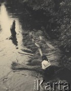 przed 1939, Krasnostawce, powiat Śniatyn, woj. Stanisławów, Polska
Kobieta i mężczyzna przygotowujący wiklinę (sitowie) do spławu (?)
Fot. Stanisław Bober, kolekcję udostępniły Danuta Mordal i Ewa Szafrańska; zbiory Ośrodka KARTA 

