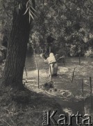 przed 1939, Krasnostawce, powiat Śniatyn, woj. Stanisławów, Polska
Kobieta stojąca w rzece.
Fot. Stanisław Bober, kolekcję udostępniły Danuta Mordal i Ewa Szafrańska; zbiory Ośrodka KARTA 


