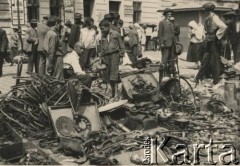 1931-1935, Lwów, Polska
Zakupy na targowisku, złom metalowy.
Fot. Stanisław Bober, kolekcję udostępniły Danuta Mordal i Ewa Szafrańska; zbiory Ośrodka KARTA

