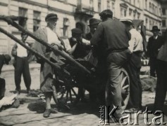 1931-1935, Lwów, Polska
Tragarze stojący przy taczce.
Fot. Stanisław Bober, kolekcję udostępniły Danuta Mordal i Ewa Szafrańska; zbiory Ośrodka KARTA

