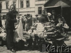 1931-1935, Lwów, Polska
Zakupy na targowisku, stoisko z ubraniami.
Fot. Stanisław Bober, kolekcję udostępniły Danuta Mordal i Ewa Szafrańska; zbiory Ośrodka KARTA

