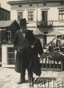 1931-1935, Lwów, Polska
Zakupy na targowisku, mężczyzna z płaszczem.
Fot. Stanisław Bober, kolekcję udostępniły Danuta Mordal i Ewa Szafrańska; zbiory Ośrodka KARTA

