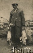 1931-1935, Lwów, Polska
Zakupy na targowisku, mężczyzna sprzedający gęsi.
Fot. Stanisław Bober, kolekcję udostępniły Danuta Mordal i Ewa Szafrańska; zbiory Ośrodka KARTA


