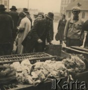 1931-1935, Lwów, Polska
Zakupy na targowisku, stoisko z drobiem.
Fot. Stanisław Bober, kolekcję udostępniły Danuta Mordal i Ewa Szafrańska; zbiory Ośrodka KARTA

