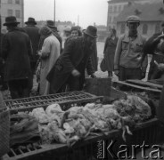 1931-1935, Lwów, Polska
Zakupy na targowisku, stoisko z drobiem.
Fot. Stanisław Bober, kolekcję udostępniły Danuta Mordal i Ewa Szafrańska; zbiory Ośrodka KARTA

