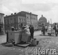 1931-1935, Lwów, Polska
Handel uliczny, stoisko z wodą sodową, w tle budynek Teatru Muzycznego.
Fot. Stanisław Bober, kolekcję udostępniły Danuta Mordal i Ewa Szafrańska; zbiory Ośrodka KARTA

