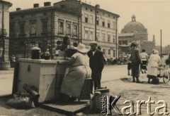 1931-1935, Lwów, Polska
Handel uliczny, stoisko z wodą sodową, w tle budynek Teatru Muzycznego.
Fot. Stanisław Bober, kolekcję udostępniły Danuta Mordal i Ewa Szafrańska; zbiory Ośrodka KARTA


