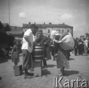 1931-1935, Lwów, Polska
Zakupy na targowisku, sprzedawca wody.
Fot. Stanisław Bober, kolekcję udostępniły Danuta Mordal i Ewa Szafrańska; zbiory Ośrodka KARTA

