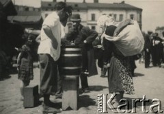 1931-1935, Lwów, Polska
Zakupy na targowisku, sprzedawca wody.
Fot. Stanisław Bober, kolekcję udostępniły Danuta Mordal i Ewa Szafrańska; zbiory Ośrodka KARTA

