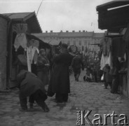 1931-1935, Lwów, Polska
Zakupy na targowisku, stragany z ubraniami.
Fot. Stanisław Bober, kolekcję udostępniły Danuta Mordal i Ewa Szafrańska; zbiory Ośrodka KARTA

