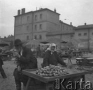 1931-1935, Lwów, Polska
Zakupy na targowisku, stragan z jabłkami.
Fot. Stanisław Bober, kolekcję udostępniły Danuta Mordal i Ewa Szafrańska; zbiory Ośrodka KARTA

