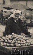 1931-1935, Lwów, Polska
Zakupy na targowisku, przekupka z jabłkami.
Fot. Stanisław Bober, kolekcję udostępniły Danuta Mordal i Ewa Szafrańska; zbiory Ośrodka KARTA

