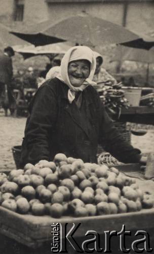 1931-1935, Lwów, Polska
Zakupy na targowisku, przekupka z jabłkami.
Fot. Stanisław Bober, kolekcję udostępniły Danuta Mordal i Ewa Szafrańska; zbiory Ośrodka KARTA

