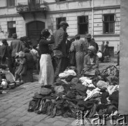 1931-1935, Lwów, Polska
Zakupy na targowisku, handel starzyzną.
Fot. Stanisław Bober, kolekcję udostępniły Danuta Mordal i Ewa Szafrańska; zbiory Ośrodka KARTA

