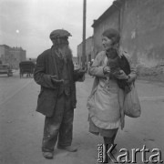1931-1935, Lwów, Polska
Zakupy na targowisku, kobieta z kogutem.
Fot. Stanisław Bober, kolekcję udostępniły Danuta Mordal i Ewa Szafrańska; zbiory Ośrodka KARTA

