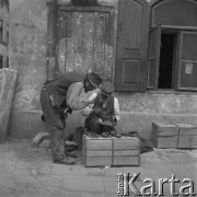 1931-1935, Lwów, Polska
Warsztat rzemieślnika na ulicy.
Fot. Stanisław Bober, kolekcję udostępniły Danuta Mordal i Ewa Szafrańska; zbiory Ośrodka KARTA

