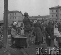 1931-1935, Lwów, Polska
Ludzie przy kadzi z wodą.
Fot. Stanisław Bober, kolekcję udostępniły Danuta Mordal i Ewa Szafrańska; zbiory Ośrodka KARTA


