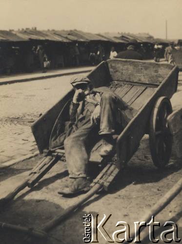 1931-1935, Lwów, Polska
Targowisko, tragarz leżący na pustej taczce.
Fot. Stanisław Bober, kolekcję udostępniły Danuta Mordal i Ewa Szafrańska; zbiory Ośrodka KARTA

