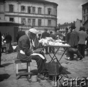 1931-1935, Lwów, Polska
Targowisko, sprzedawca jajek.
Fot. Stanisław Bober, kolekcję udostępniły Danuta Mordal i Ewa Szafrańska; zbiory Ośrodka KARTA

