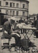 1931-1935, Lwów, Polska
Targowisko, sprzedawca jajek.
Fot. Stanisław Bober, kolekcję udostępniły Danuta Mordal i Ewa Szafrańska; zbiory Ośrodka KARTA

