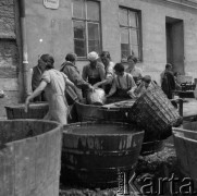 1931-1935, Lwów, Polska
Ludzie przy kadziach z wodą.
Fot. Stanisław Bober, kolekcję udostępniły Danuta Mordal i Ewa Szafrańska; zbiory Ośrodka KARTA

