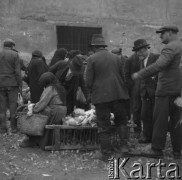 1931-1935, Lwów, Polska
Targowisko, handel drobiem.
Fot. Stanisław Bober, kolekcję udostępniły Danuta Mordal i Ewa Szafrańska; zbiory Ośrodka KARTA


