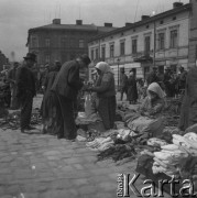 1931-1935, Lwów, Polska
Targowisko, handel starzyzną.
Fot. Stanisław Bober, kolekcję udostępniły Danuta Mordal i Ewa Szafrańska; zbiory Ośrodka KARTA

