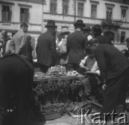 1931-1935, Lwów, Polska
Targowisko, stoisko z artykułami metalowymi.
Fot. Stanisław Bober, kolekcję udostępniły Danuta Mordal i Ewa Szafrańska; zbiory Ośrodka KARTA

