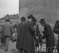 1931-1935, Lwów, Polska
Zakupy na targowisku.
Fot. Stanisław Bober, kolekcję udostępniły Danuta Mordal i Ewa Szafrańska; zbiory Ośrodka KARTA

