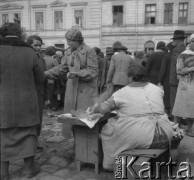 1931-1935, Lwów, Polska
Targowisko, przekupka z kukurydzą.
Fot. Stanisław Bober, kolekcję udostępniły Danuta Mordal i Ewa Szafrańska; zbiory Ośrodka KARTA

