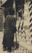 1931-1935, Lwów, Polska
Żyd czytający gazety wywieszone na ścianie sklepu.
Fot. Stanisław Bober, kolekcję udostępniły Danuta Mordal i Ewa Szafrańska; zbiory Ośrodka KARTA

