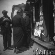1931-1935, Lwów, Polska
Ludzie czytający gazety wywieszone na ścianie sklepu.
Fot. Stanisław Bober, kolekcję udostępniły Danuta Mordal i Ewa Szafrańska; zbiory Ośrodka KARTA

