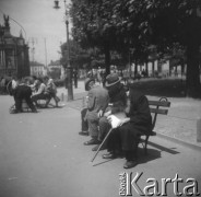 1931-1935, Lwów, Polska
Żyd czytający książkę.
Fot. Stanisław Bober, kolekcję udostępniły Danuta Mordal i Ewa Szafrańska; zbiory Ośrodka KARTA

