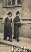 1931-1935, Lwów, Polska
Dwaj Żydzi na ulicy.
Fot. Stanisław Bober, kolekcję udostępniły Danuta Mordal i Ewa Szafrańska; zbiory Ośrodka KARTA

