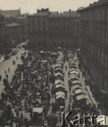 1931-1935, Lwów, Polska
Widok targowiska, stragany.
Fot. Stanisław Bober, kolekcję udostępniły Danuta Mordal i Ewa Szafrańska; zbiory Ośrodka KARTA

