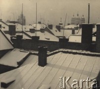 lata 30-te, Lwów, Polska
Ośnieżone dachy domów, w tle wieże kościołów.
Fot. Stanisław Bober, kolekcję udostępniły Danuta Mordal i Ewa Szafrańska; zbiory Ośrodka KARTA 

