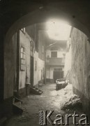 1935-1939, Lwów, Polska
Podwórko kamienicy.
Fot. Stanisław Bober, kolekcję udostępniły Danuta Mordal i Ewa Szafrańska; zbiory Ośrodka KARTA 

