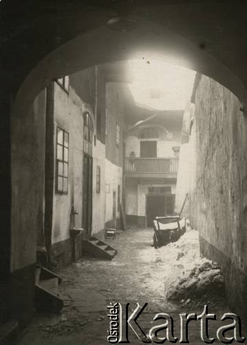 1935-1939, Lwów, Polska
Podwórko kamienicy.
Fot. Stanisław Bober, kolekcję udostępniły Danuta Mordal i Ewa Szafrańska; zbiory Ośrodka KARTA 

