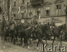 lata 30-te, Lwów, Polska
Parada wojskowa, kawaleria.
Fot. Stanisław Bober, kolekcję udostępniły Danuta Mordal i Ewa Szafrańska; zbiory Ośrodka KARTA 

