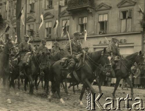 lata 30-te, Lwów, Polska
Parada wojskowa, kawaleria.
Fot. Stanisław Bober, kolekcję udostępniły Danuta Mordal i Ewa Szafrańska; zbiory Ośrodka KARTA 

