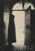 Lata 30., Lwów, woj. lwowskie, Polska.
Mężczyzna w bramie.
Fot. Stanisław Bober, zbiory Ośrodka KARTA
