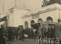 1938-1939, Lwów, Polska
Maszyny rolnicze (z prawej wyprodukowana przez Zakłady im. Hipolita Cegielskiego) przed budynkiem 