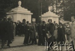 1938-1939, Lwów, Polska
Z gazetą w ręku stoi Maria Boberowa, żona Stanisława Bobera.
Fot. Stanisław Bober, kolekcję udostępniły Danuta Mordal i Ewa Szafrańska; zbiory Ośrodka KARTA 

