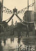 30.05.1937, Stanisławów, woj. stanisławowskie, Polska.
Dekoracje okolicznościowe z okazji koronacji Matki Bożej Łaskawej.
Fot. Stanisław Bober, zbiory Ośrodka KARTA