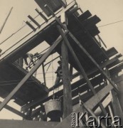 1938-1939, Stanisławów, Polska
Robotnicy na budowie.
Fot. Stanisław Bober, kolekcję udostępniły Danuta Mordal i Ewa Szafrańska; zbiory Ośrodka KARTA 

