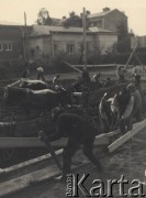 1938-1939, Stanisławów, Polska
Robotnicy na placu budowy.
Fot. Stanisław Bober, kolekcję udostępniły Danuta Mordal i Ewa Szafrańska; zbiory Ośrodka KARTA 


